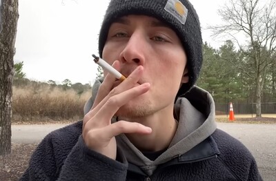 Лечение зависимости от табакокурения в ЗАО Москвы Мужчина с сигаретой делает затяжку