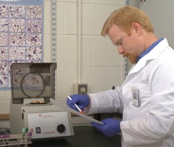 Клиника лечения наркозависимости в ЗАО Москвы Врач в кабинете клиники