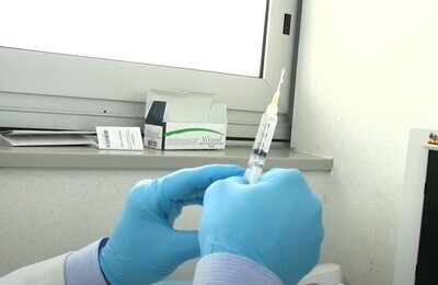 Проведение кодирования Вивитролом в ЗАО Москвы Шприц с Вивитролом в руках у врача